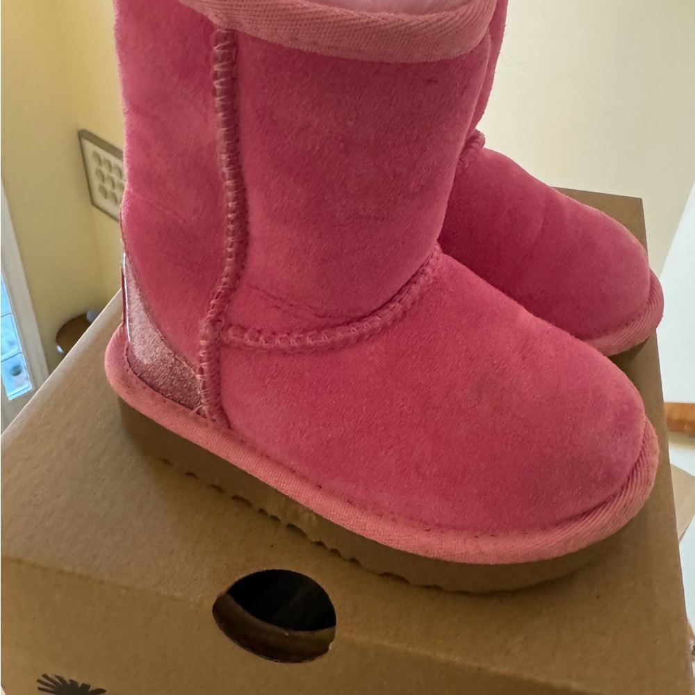 Ugg Fushia Toddler Size (6)